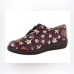 FitFlop dark floral derby’s
